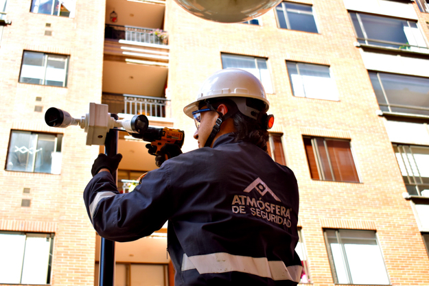 Proveemos seguridad electrónica con sistemas de vigilancia avanzados, como cámaras de alta definición, sensores de movimiento y alarmas. Estos sistemas proporcionan una vigilancia continua y detección temprana de actividades sospechosas.