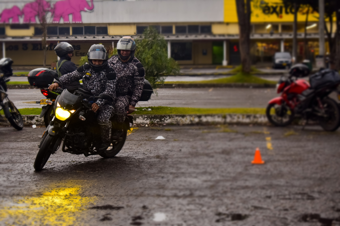 Brindamos escolta personalizada para personas y mercancías, asegurando su seguridad en todo momento. Nuestros equipos altamente capacitados están dedicados a garantizar la seguridad de los clientes y sus activos más valiosos.