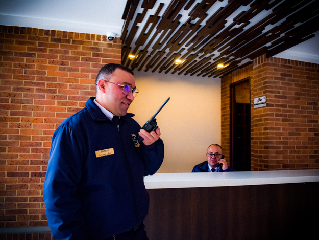 Los sistemas de vigilancia fija pueden ser personalizados según las necesidades específicas del cliente. Además, son escalables, lo que significa que se pueden agregar más cámaras según sea necesario para cubrir áreas adicionales en el futuro..